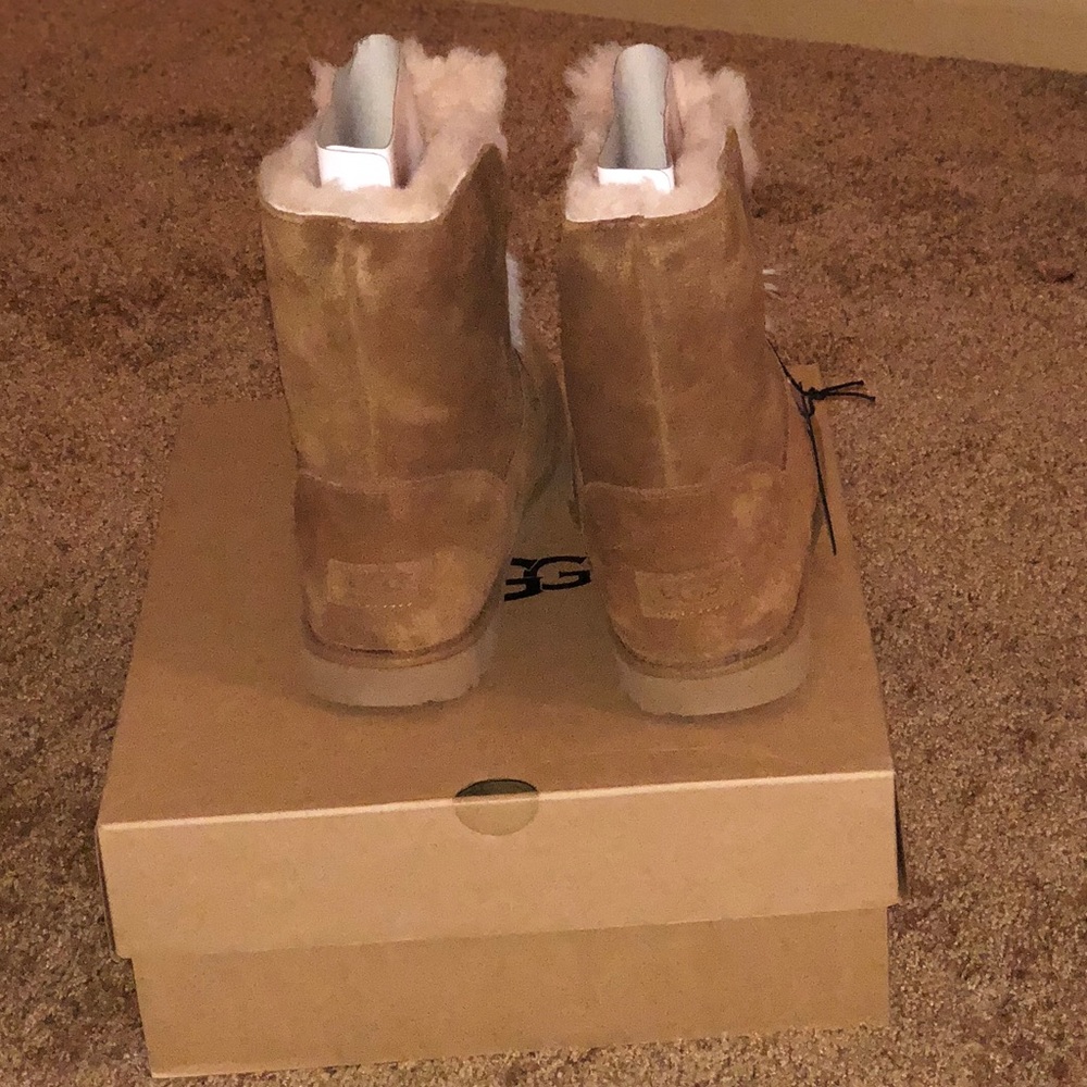 NEW UGGs authentic - Picture 3 of 4